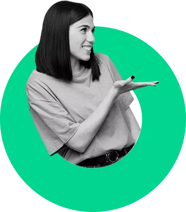 Mulher sorrindo mostrando conteúdo à direita